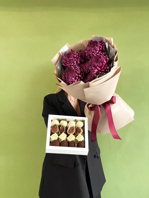 Сет «Teachers Box» — «Сет Teachers Box» — подарочный сет Dolce Sweets из 8 ягод клубники в белом шоколаде и 8 ягод клубники в…